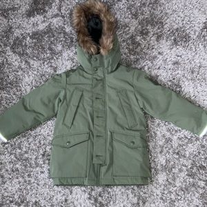 NEW kids gap down jacket size small 6-7 girls. Hood and pockets removable fur
